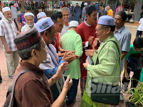 Orang ramai bersalaman dengan Mohd Amar (kanan) selepas tamat sesi kuliah Kuliah Jumaat di Medan Ilmu di sini hari ini.