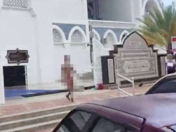 Kejadian lelaki kurang siuman mengamuk dalam keadaan bogel dan bersenjatakan parang di masjid negeri yang tular di media sosial hari ini.