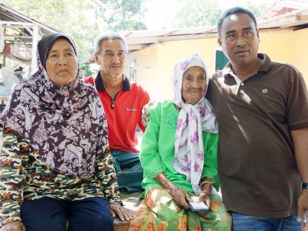 Sepora (dua dari kanan) bersama tiga daripada empat anaknya, Zainurin Hamid, 54 (kanan), Zatin Hamid, 59 (dua dari kiri) dan Salbiah Hamid, 63, ketika ditemui di rumahnya di Kampung Telok Berembang, Pulau Tuba, Langkawi baru-baru ini. - Foto Bernama