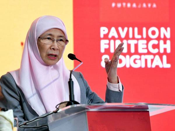 Dr Wan Azizah berucap pada majlis perasmian Festival Putrajaya LIFT (Literasi Teknologi Kewangan) di Menara Perkeso, Putrajaya hari ini. - Foto Bernama