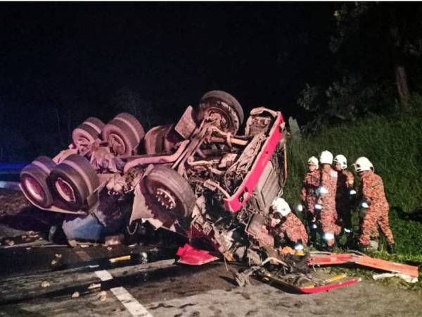 Lokasi nahas yang mengorbankan tiga nyawa dalam kejadian awal pagi tadi. 