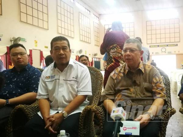 Saifuddin (dua dari kanan) pada sidang media selepas menyampaikan sumbangan kepada 260 pelajar sekolah menengah dan rendah Parlimen Indera Mahkota di SMKTPP hari ini.