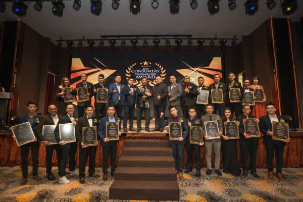 Pemenang-pemenang Golden Brand Award bergambar dengan Azizan Abdullah (tengah) dan wakil daripada MTPN.