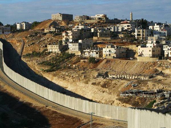 Tembok pemisah yang didirikan untuk mengasingkan komuniti Israel dan Palestin di Tebing Barat. - Foto Agensi