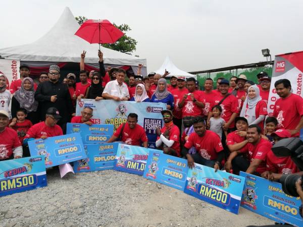 Pengamal media bergambar bersama selepas berakhirnya Cabaran Memancing TNB-PTPTN Bersama Media di Kolam Pancing, Kampung Delek, Klang.