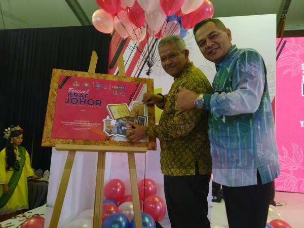  Dr Noor Zari (dua dari kanan) merasmikan Festival Kraf Johor 2019 di Plaza Angsana hari ini.