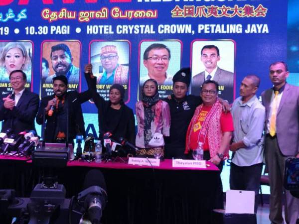 Arun Dorasamy (tiga dari kiri) mengangkat tangan wakil NGO Melayu yang juga Presiden Gelombang Rakyat Malaysia, Ellie Suriati Omar.