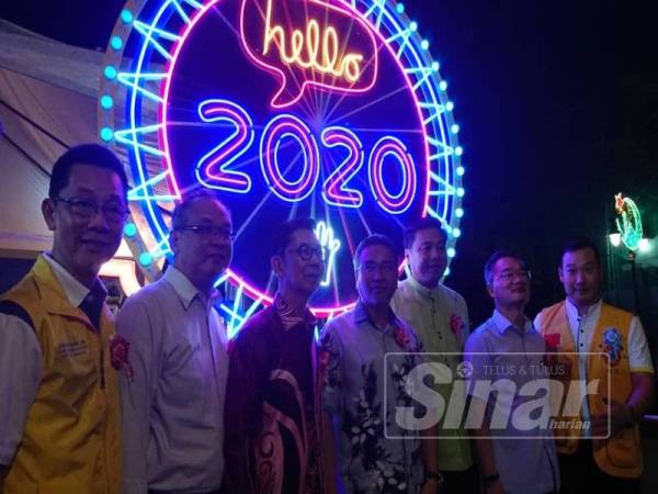 Adly (empat dari kanan) bersama Kok Kiew (tiga dari kanan) dan Poay Tiong (dua dari kanan) bergambar selepas majlis perasmian lampu hiasan menjelang TMM 2020 di Jalan Merdeka, Taman Melaka Raya malam tadi.