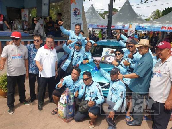 Adly bergambar bersama pasukan pemenang hadiah utama sebuah kereta semalam.