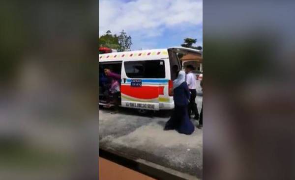 Penggunaan ambulans di majlis perkahwinan tular di laman sosial.