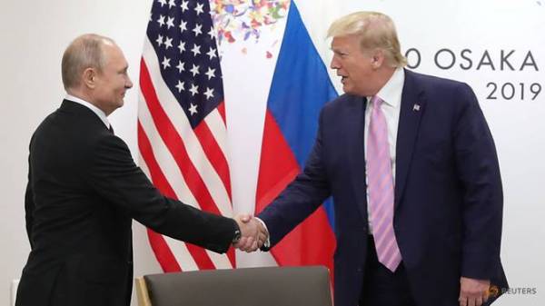 Putin ketika bertemu Trump di luar Sidang Kemuncak G20 di Osaka, Jepun pada Jun lalu. - FOTO: AGENSI
