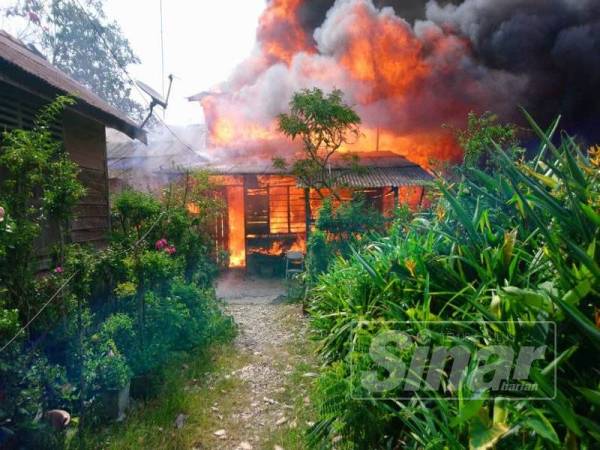 Keadaan rumah yang terbakar di Jalan Kalidi semalam.