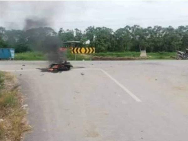 Keadaan motosikal mangsa yang terlibat dalam kemalangan di simpang tiga Jalan Terusan Utama Ban Kanal Off Jalan Parit 14, di sini petang semalam.