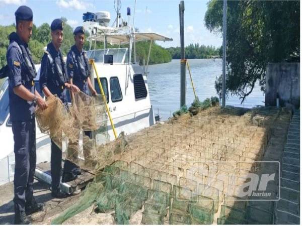 Anggota Maritim Kuala Kedah menunjukkan sebahagian bubu naga dirampas dalam operasi sejak Ahad lepas.