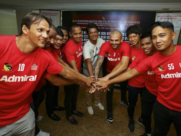 Sazali (tengah) bersama para pemain Negeri Sembilan selepas majlis di Stadium Tuanku Abdul Rahman Paroi hari ini.