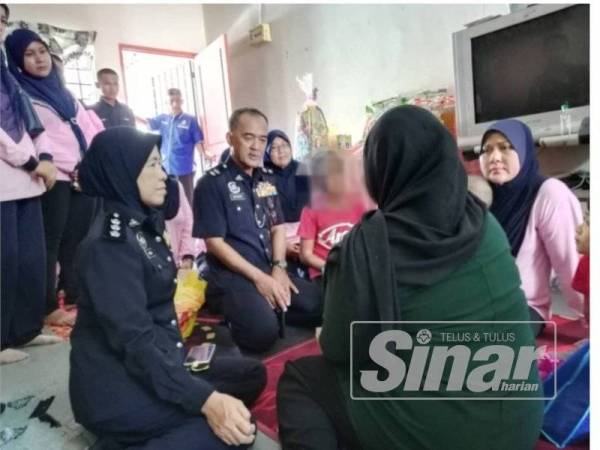 Zainah (kanan) bersama Barudin (tengah) berkunjung ke rumah Nurul bagi memberi sokongan dan penyampaian sumbangan Perkep hari ini.