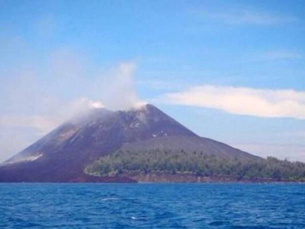 Para penduduk dan pelancong tidak dibenarkan menghampiri kawasan itu dalam lingkungan dua kilometer dari kawah Anak Krakatau. - Foto: Agensi