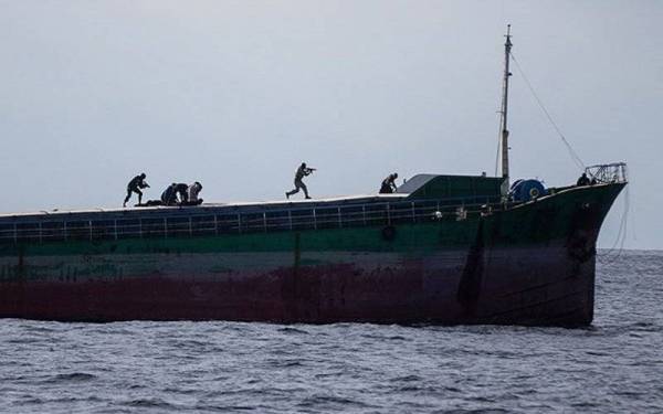 Foto yang disiarkan oleh agensi berita Fars menunjukkan komando Iran menjalankan 'misi menentang lanun'.