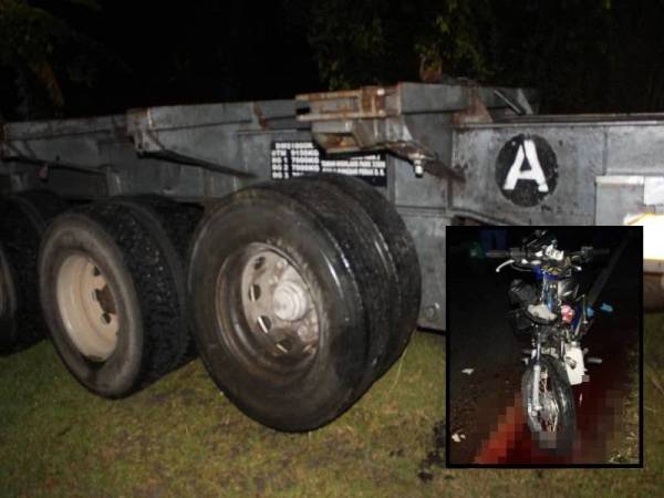 Nahas membabitkan motosikal dan treler menyebabkan seorang sukarelawan Rela maut di tempat kejadian. (Keadaan motosikal dinaiki mangsa.)