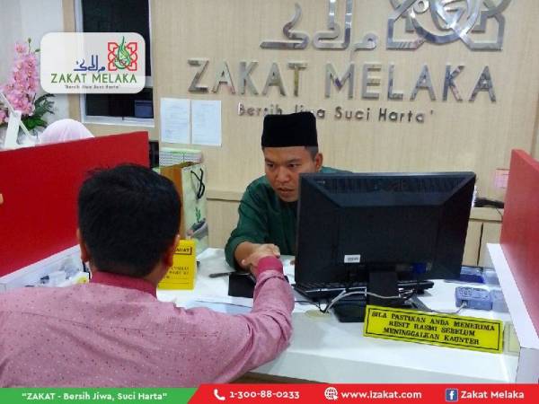 Kakitangan Zakat Melaka sedia membantu anda di kaunter pengurusan.