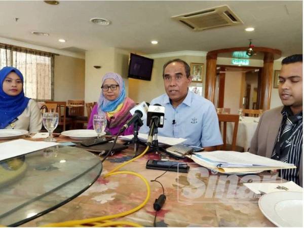 Abdul Rahim pada sidang media di Cafe Hotel Shahzan Inn di sini hari ini.