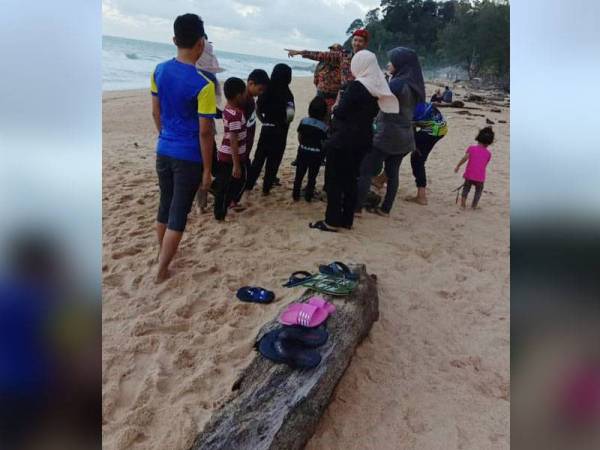 Anggota bomba yang membuat pemantauan sedang memberi peringatan dan nasihat kepada pengunjung di Pantai Kemasik, Kemaman semalam. - Foto: JBPM Terengganu