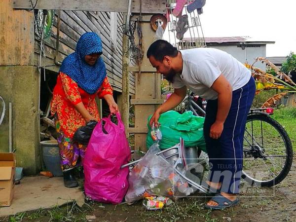 Zainal Abidin (kanan) tidak pernah malu dengan pekerjaan ibunya, malah kagum dengan usaha yang dilakukan demi membesarkan dia dan adik-adik.