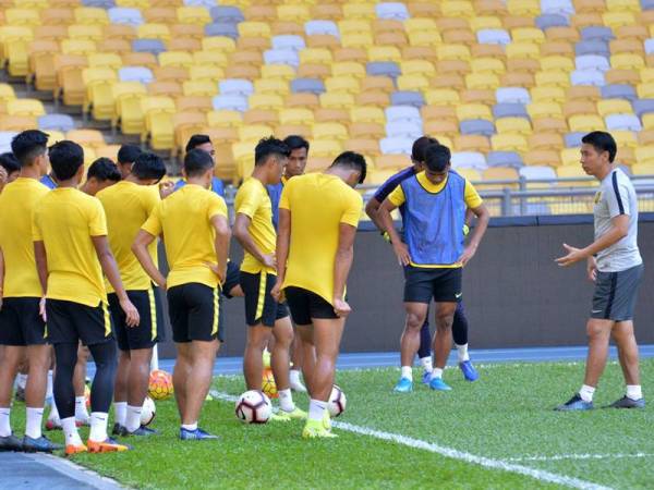 Cheng Hoe (kanan) menegaskan mahu memberi tumpuan mengendalikan skuad Harimau Malaya pada ketika ini.