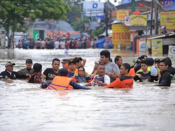 Pengendali banjir membantu mangsa mangsa banjir berpindah. - Foto Antara