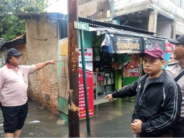 Penduduk kampung menunjukkan tempat remaja tersebut terkena renjatan elektrik. - Foto Antara