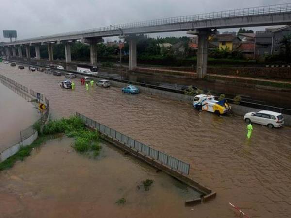 Beberapa kawasan kota Jakarta dan bandar berhampiran Jakarta dilanda banjir teruk sejak semalam berikutan hujan lebat pada awal pagi tahun 2020. - Foto Reuters/Antara Foto/Saptono