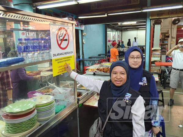 Dr Asmayani meninjau premis makanan di sekitar kawasan Kompleks Tun Abdul Razak (KOMTAR) pagi tadi.