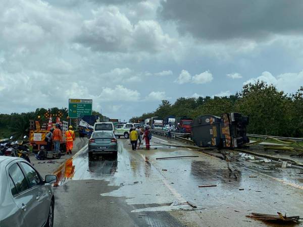 Keadaan di lokasi kemalangan yang menyebabkan laluan sesak di Lebuh Raya Utara Selatan dekat Kulai.