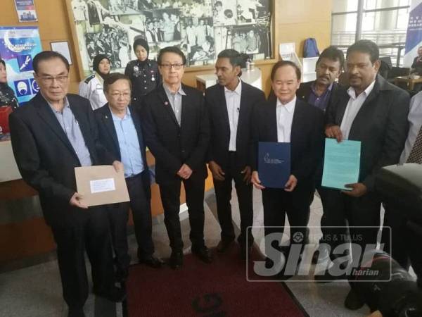 Cheng Suan (dua kiri) dan Tai Kim(dua kanan) bersama beberapa wakil pertubuhan Cina termasuk Dong Zong mempamerkan memorandum bantahan pengenalan tulisan Jawi di sekolah rendah untuk diserahkan kepada wakil KPM di lobi bangunan kementerian itu, petang tadi.