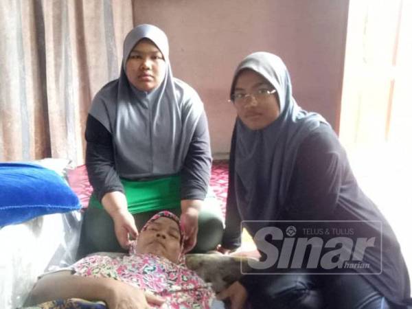 Nurul Faizatul Akmal dan adiknya, Nurul Suhana akan menjaga ibunya selepas pulang dari sekolah.