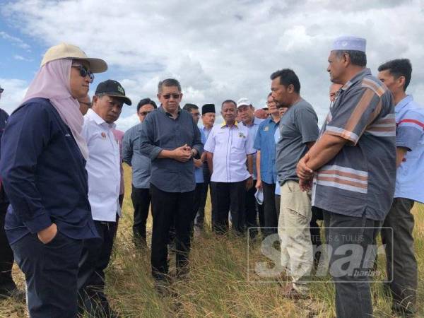 Salahuddin (tiga dari kiri) berkesempatan meninjau kawasan sawah padi yang kering di Bintong semalam.