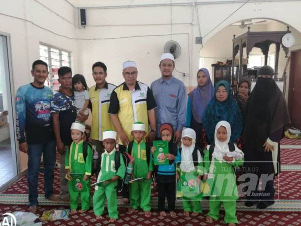 Danial (belakang, empat dari kiri) dan pihak pengurusan serta sebahagian ibu bapa bersama murid orang asli yang mengikuti kelas pendidikan awal kanak-kanak berteraskan Islam di Pra Tahfiz Al-Hadi di Kampung Pantos, Pos Lanai di sini yang menjadi pra tahfiz orang asli pertama di negara ini.