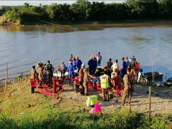 Mangsa yang terjatuh ditemukan tersangkut pada pukat jam 8.45 pagi tadi. - Foto ihsan bomba