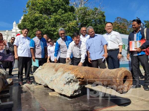 Salah satu meriam lama yang ditemui.