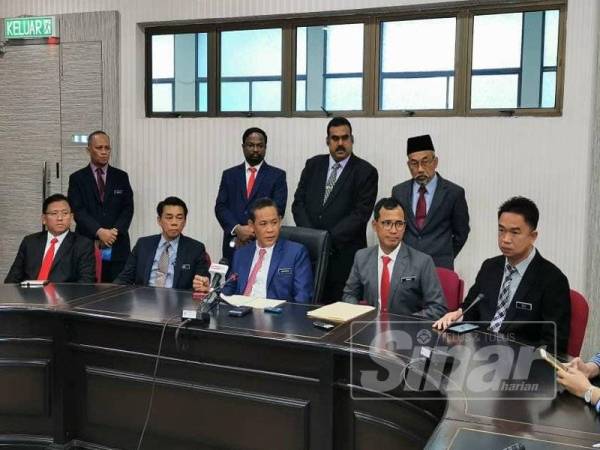 Datuk Seri Aminuddin (tengah) dan Datuk Mohd Khairul Adib bergambar bersama kakitangan pentadbiran kerajaan Negeri Sembilan di Wisma Negeri hari ini.