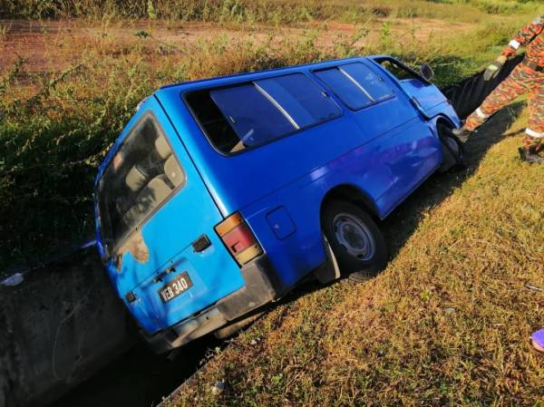 Van kilang terbabas ke tepi longkang dalam kejadian di Jalan Sungai Pasir kira-kira jam 8.08 pagi tadi. -Foto JBPM