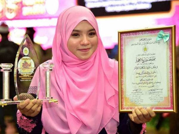 Haziqah Nurul Huda ketika menerima Anugerah Tokoh Orang Kurang Upaya (Perempuan) pada majlis sambutan Maal Hijrah 1440 Hijrah/2018 peringkat Terengganu. Foto: Ihsan Facebook Victory Yaya