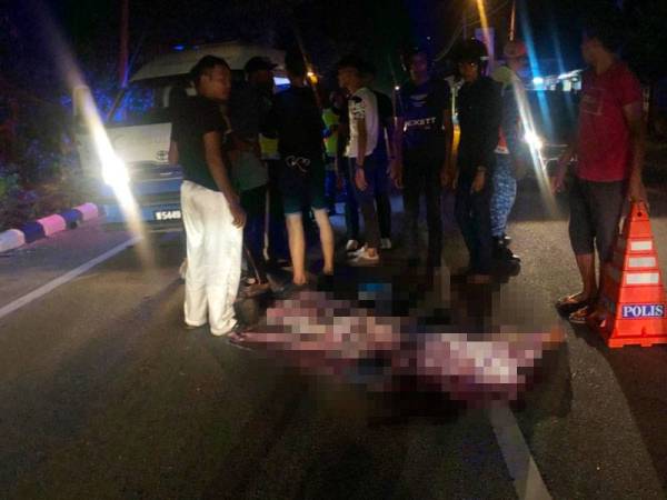 Mayat Mohd Sharifuddin yang ditutupi kain terbaring di atas jalan raya.