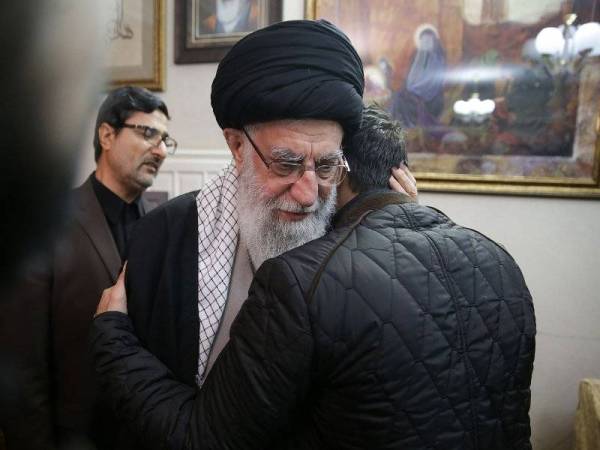 Pemimpin agung Iran, Ayatollah Ali Khamenei memeluk seorang ahli keluarga komander tertinggi Pasukan Pengawal Revolusi Iran (IRGC), Qasem Soleimani yang terbunuh susulan serangan udara AS di Baghdad semalam. - Foto AFP