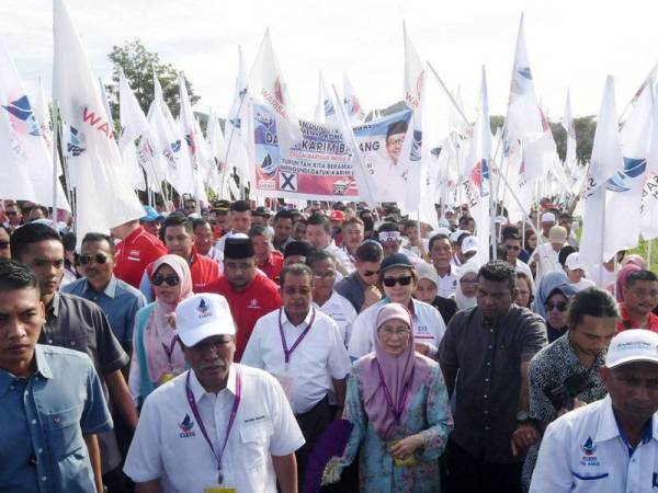 Wan Azizah (empat dari kanan) bersama Ketua Menteri Sabah Datuk Seri Mohd Shafie Apdal (tiga dari kiri) mengiringi calon Parti Warisan Datuk Karim Bujang ke Pusat Penamaan Calon di Dewan Datuk Seri Panglima Haji Mohd Dun Banir Beaufort hari ini.- Foto: Bernama