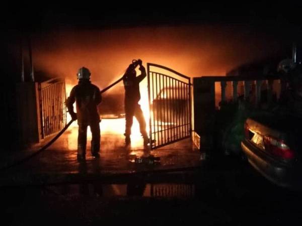 Anggota bomba dan penyelamat berusaha memadamkan kebakaran melibatkan tujuh rumah di Taman Tupai Mas, Taiping semalam.