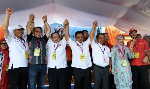 Calon Parti Warisan Datuk Karim Bujang (tiga, kanan) bersama Timbalan Perdana Menteri Datuk Seri Dr Wan Azizah Wan Ismail (dua, kanan), Ketua Menteri Sabah Datuk Seri Mohd Shafie Apdal (tengah), Penasihat DAP Lim Kit Siang (tiga, kiri), Menteri Pertanian dan Industri Asas Tani, Datuk Salahuddin Ayub (dua, kiri) dan Presiden UPKO Datuk Wilfred Madius Tangau (kiri) mengangkat tangan bersama sebagai lambang muafakat selepas selesai penamaan calon di Pusat Penamaan Calon Dewan Datuk Seri Panglima Haji Mohd Dun Banir Beaufort hari ini. -Foto Bernama