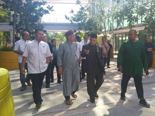 Lawatan Che Mat bersama Mufti Wilayah Persekutuan, Datuk Seri Dr Zulkifli Mohamad Al-Bakri ke beberapa projek di bawah Kumpulan Brainy Bunch di Raudhah City hari ini. -Foto Melayu Bangkit News