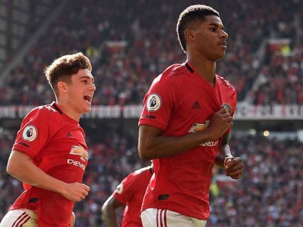 Daniel James bersama Marcus Rashford. -Foto AFP