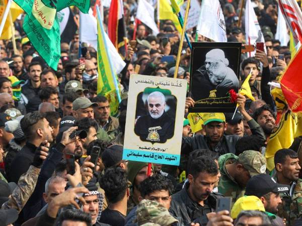 Warga Iran memegang sepanduk anti-AS ketika demonstrasi di Teheran kelmarin susulan serangan yang membunuh Mejar Jeneral Qasem Soleimani di Baghdad, Iraq. -Foto AFP